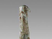 Aeg F 4  Aeg F 4, 26.-30. Dynastie, Thot, Hellblaue Fayence, H 5,0 cm, B 1,2 cm, T 1,7 cm : Bestandskatalog Ägypten, Museumsfoto: Claus Cordes